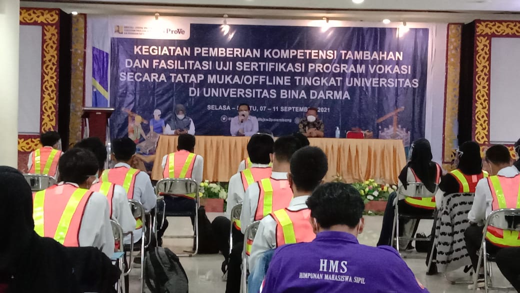 Program Studi Teknik Sipil yang bekerja sama dengan Balai Jasa Konstruksi Wilayah II Palembang Kementerian Pekerjaan Umum dan Perumahan Rakyat (PUPR) dalam hal melaksanakan Uji Sertifikasi Program Vokasi bidang Konstruksi pada 7-11 September di Aula Universitas Bina Darma. (foto : Humas Universitas Bina Darma)