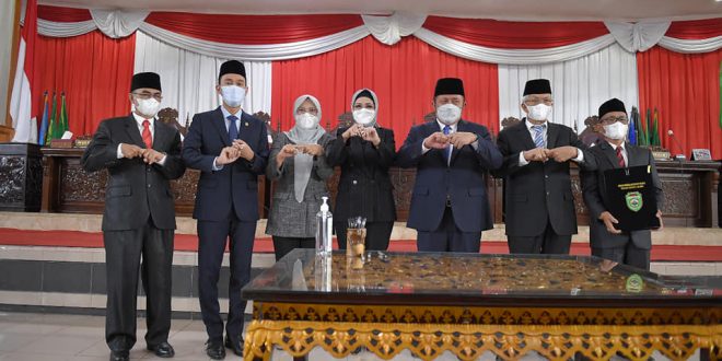 Rapat Paripurna XXXVI dipimpin oleh Ketua DPRD Prov. Sumsel; Ibu Hj. R.A. Anita Noeringhati, SH, MH, bersama Para Wakil Ketua DPRD; Ibu Kartika Sandra Desi, SH, dan Bapak H. Muchendi M, SE, serta dihadiri Gubernur Sumsel; Bapak H. Herman Deru dan Wakil Gubernur Sumsel; Bapak Ir. H. Mawardi Yahya, Perwakilan OPD / tamu undangan lain secara langsung dan virtual. (Foto : Humas DPRD Prov. Sumsel)
