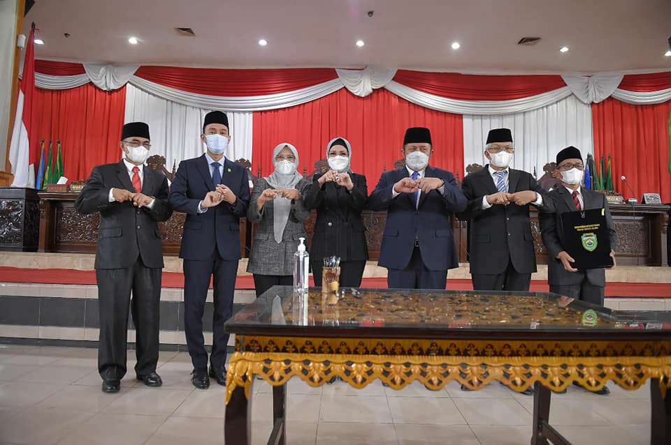 Rapat Paripurna XXXVI dipimpin oleh Ketua DPRD Prov. Sumsel; Ibu Hj. R.A. Anita Noeringhati, SH, MH, bersama Para Wakil Ketua DPRD; Ibu Kartika Sandra Desi, SH, dan Bapak H. Muchendi M, SE, serta dihadiri Gubernur Sumsel; Bapak H. Herman Deru dan Wakil Gubernur Sumsel; Bapak Ir. H. Mawardi Yahya, Perwakilan OPD / tamu undangan lain secara langsung dan virtual. (Foto : Humas DPRD Prov. Sumsel)