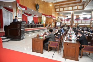 Pimpinan dan Anggota DPRD Prov. Sumsel mendengarkan Pejelasan Gubernur terhadap Rancangan Peraturan Daerah (Raperda) Perubahan APBD Tahun Anggaran 2021, Senin 21/9/2021. (Foto : Humas DPRD Prov. Sumsel)