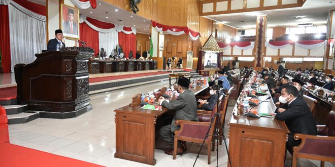 Pimpinan dan Anggota DPRD Prov. Sumsel mendengarkan Pejelasan Gubernur terhadap Rancangan Peraturan Daerah (Raperda) Perubahan APBD Tahun Anggaran 2021, Senin 21/9/2021. (Foto : Humas DPRD Prov. Sumsel)