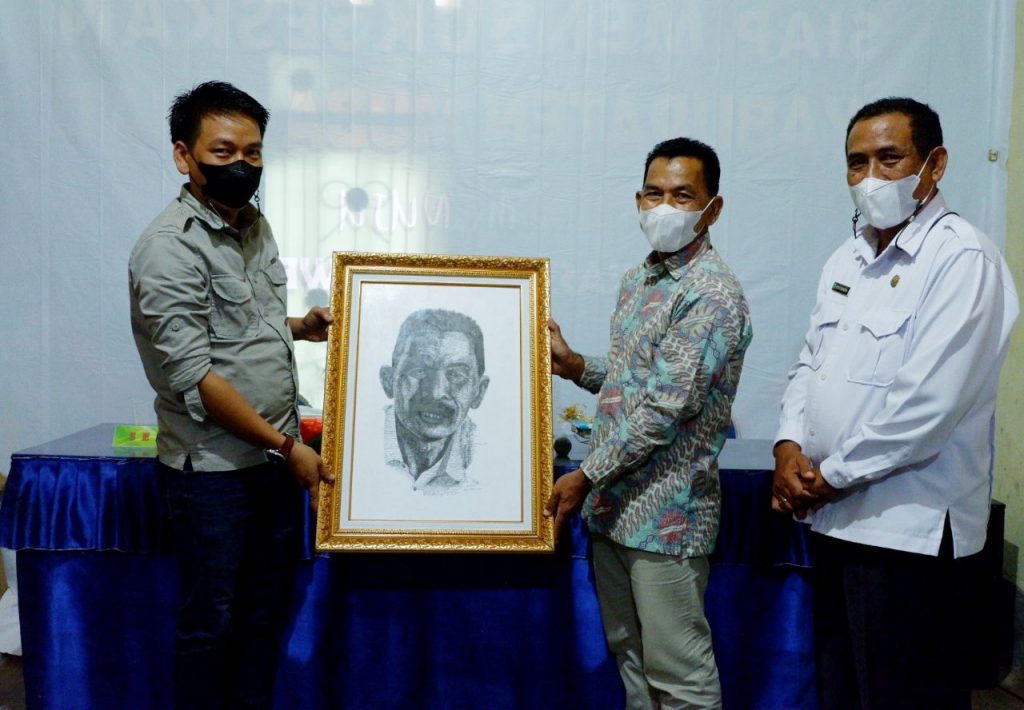 Camat Jirak Jaya Beri Lukisan ASN yang Purna Bakti