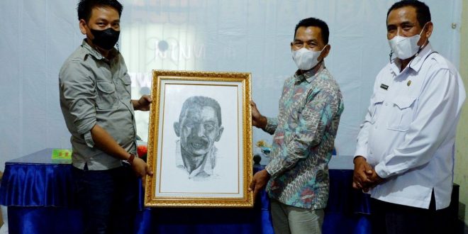 Camat Jirak Jaya Beri Lukisan ASN yang Purna Bakti