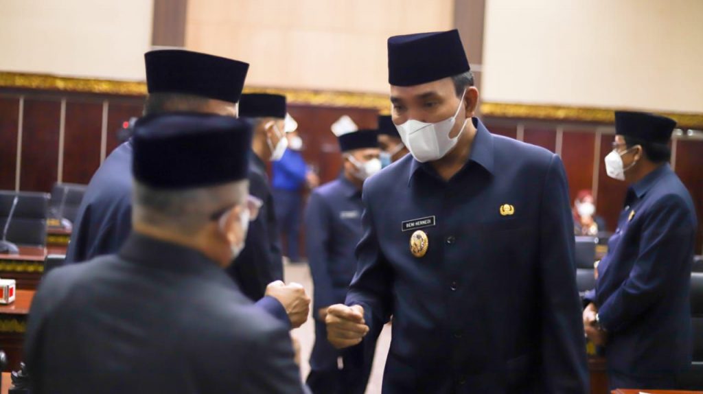 Bupati Musi Banyuasin Dr H Dodi Reza Alex Noerdin Lic Econ MBA melalui Wakil Bupati Muba Beni Hernedi SIP menyampaikan Penjelasan Raperda tentang APBD Perubahan (R-APBDP) Kabupaten Musi Banyuasin Tahun Anggaran 2021 kepada DPRD Kabupaten Muba, di Ruang Ra