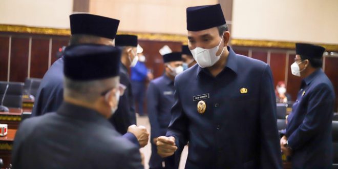 Bupati Musi Banyuasin Dr H Dodi Reza Alex Noerdin Lic Econ MBA melalui Wakil Bupati Muba Beni Hernedi SIP menyampaikan Penjelasan Raperda tentang APBD Perubahan (R-APBDP) Kabupaten Musi Banyuasin Tahun Anggaran 2021 kepada DPRD Kabupaten Muba, di Ruang Ra
