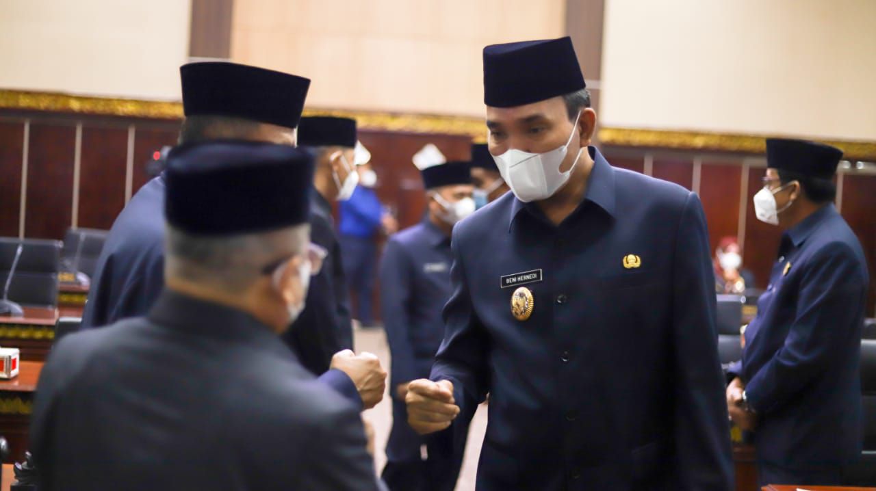 Bupati Musi Banyuasin Dr H Dodi Reza Alex Noerdin Lic Econ MBA melalui Wakil Bupati Muba Beni Hernedi SIP menyampaikan Penjelasan Raperda tentang APBD Perubahan (R-APBDP) Kabupaten Musi Banyuasin Tahun Anggaran 2021 kepada DPRD Kabupaten Muba, di Ruang Ra