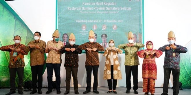 H. Mawardi Yahya meresmikan pembukaan pameran hasil kegiatan restorasi gambut yang digelar di auditorium PIM. (Foto : Humas Prov. Sumsel)