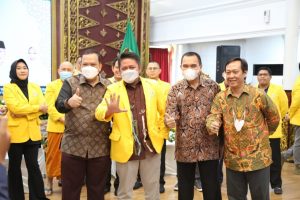 Hari libur kantor tersebut dimanfaatkan Herman Deru dengan bersilahturahmi bersama Civitas Akademika Fisip Universitas Sriwijaya dan mahasiswa Doktor Administrasi Publik Angkatan V Tahun 2021. (Foto : Humas Prov Sumsel)
