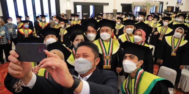 Hadiri Wisuda Universitas Tamansiswa. (Foto : Humas Prov. Sumsel)