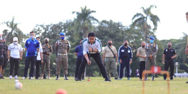 Gubernur Sumsel H. Herman Deru Mengawali Aktifitasnya di Pagi Hari Dengan Bermain GateBall. (Foto : Humas Prov. Sumsel)