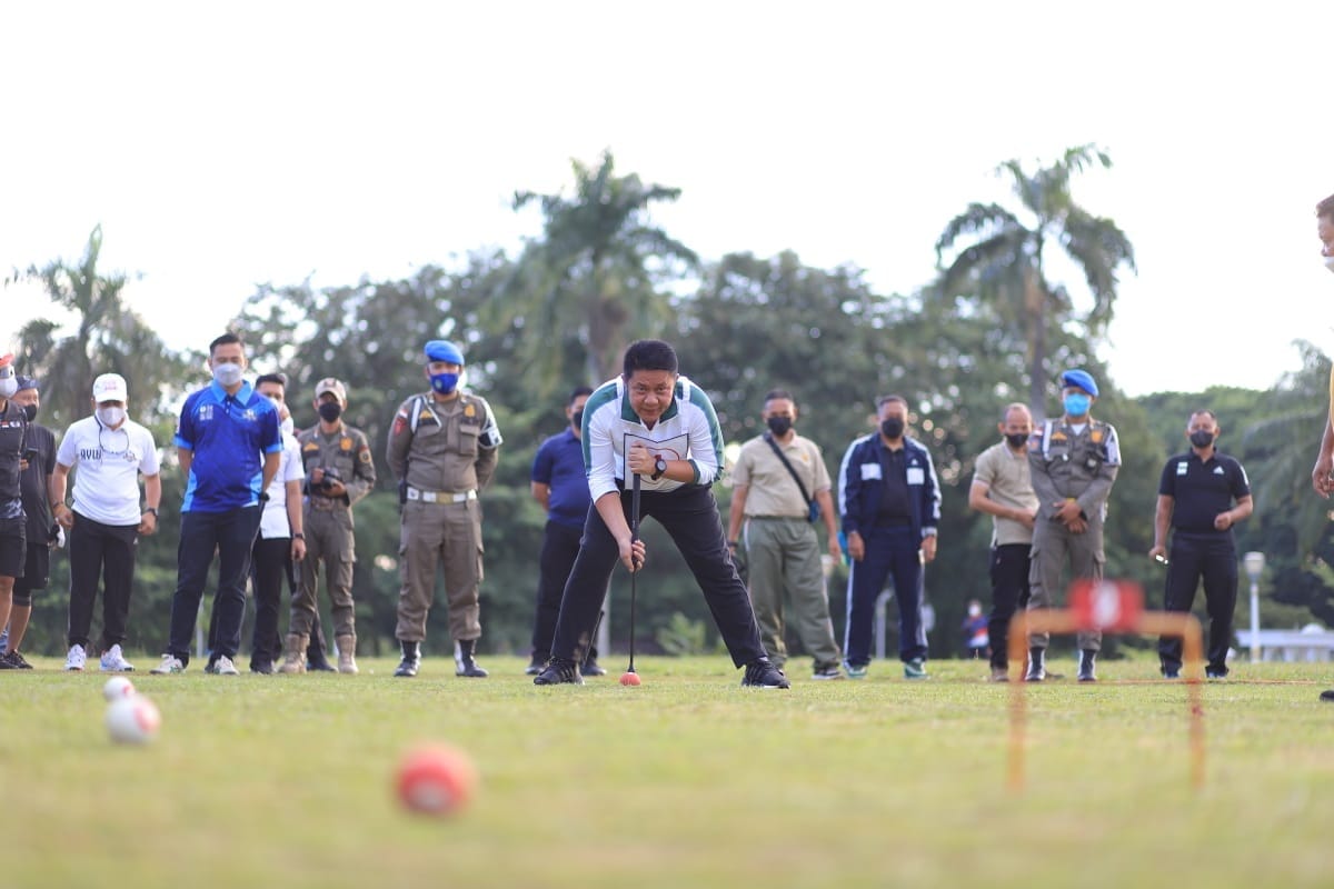 Gubernur Sumsel H. Herman Deru Mengawali Aktifitasnya di Pagi Hari Dengan Bermain GateBall. (Foto : Humas Prov. Sumsel)