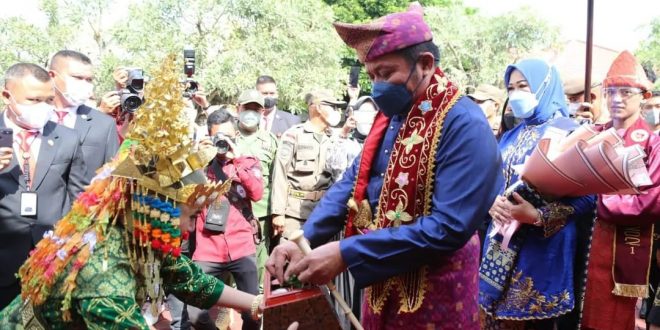 Hadiri Paripurna HUT Ke-18 Kabupaten OKU Timur. (Foto : Humas Prov. Sumsel)