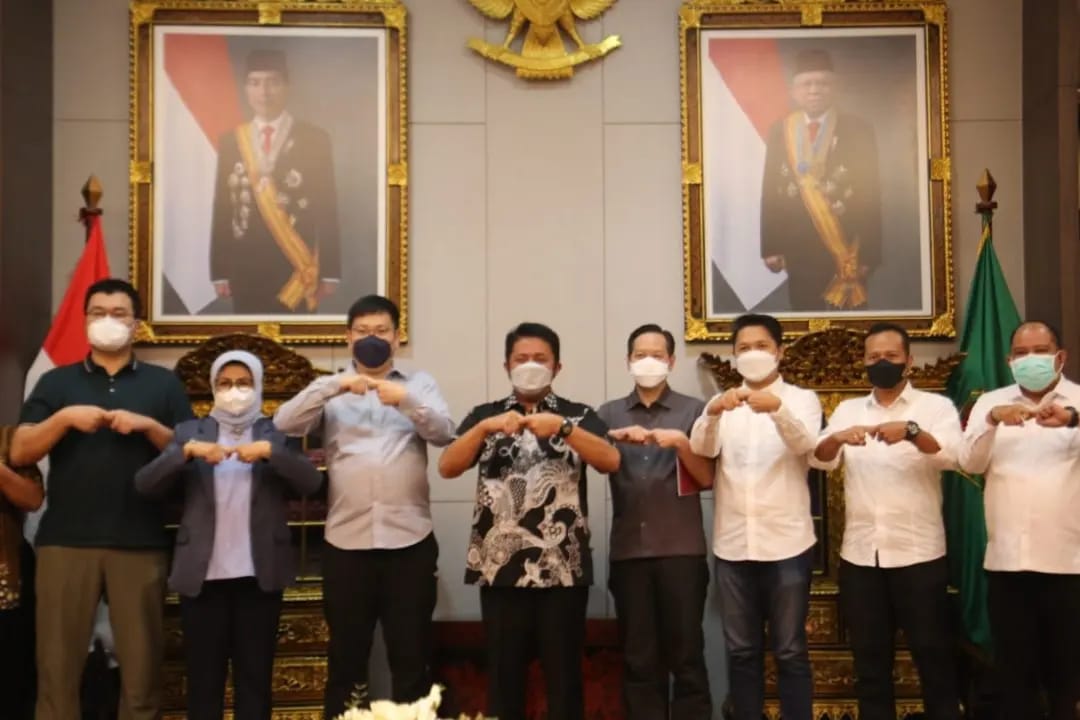 Gubernur Sumsel H. Herman Deru menyambut baik atas respon yang diberikan oleh GM of Shanxi Internasional Economic dan Technical Co. Ltd Indonesia, Jason Hang. (Foto : Humas Prov. Sumsel)