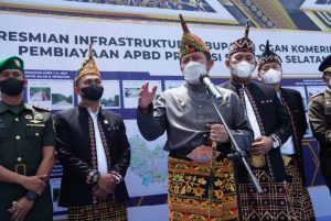 Peresmian Infrastruktur Gubernur Sumsel H. Herman Deru didampingi Bupati OKU Selatan Popo Ali Martopo. (Foto : Humas Prov. Sumsel)