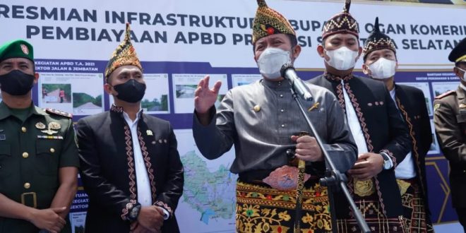 Peresmian Infrastruktur Gubernur Sumsel H. Herman Deru didampingi Bupati OKU Selatan Popo Ali Martopo. (Foto : Humas Prov. Sumsel)