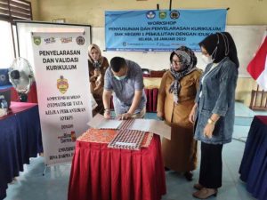 Universitas Bina Darma melakukan Memorandum of Understanding dengan Sekolah Menengah Kejuruan (SMK) Negeri 1 Pemulutan, Kabupaten Ogan Ilir, pada hari Selasa tanggal 18 Januari 2022.