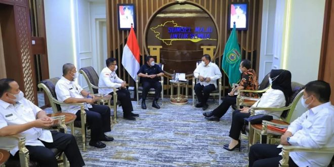 Gubernur Sumsel H. Herman Deru menerima kunjungan Kepala Kantor Wilayah (Kakanwil) Badan Pertanahan Nasional (BPN) Sumsel Drs. Pelopor M.Eng. Sc beserta rombongan. (Foto : Humas Prov. Sumsel)