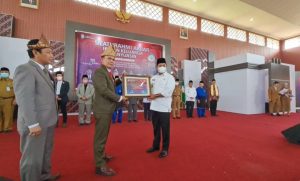 Bupati Kabupaten Banyuasin, Askolani, menerima penghargaan dari PB IKBA Sumsel.