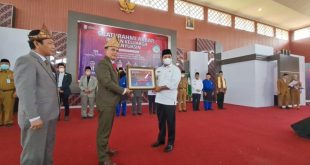Bupati Kabupaten Banyuasin, Askolani, menerima penghargaan dari PB IKBA Sumsel.