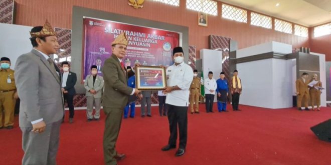 Bupati Kabupaten Banyuasin, Askolani, menerima penghargaan dari PB IKBA Sumsel.