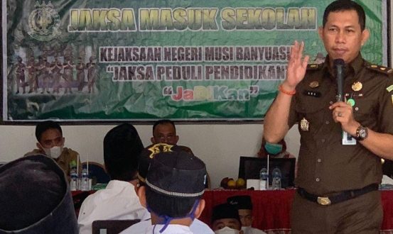 Tim Kejaksaan Negeri (Kejari) Kabupaten Musi Banyuasin (Muba) menyambangi Sekolah untuk memberikan edukasi pentingnya sadar hukum di lingkungan Sekolah SMP IT Ma’had Salamun Aitam, pada hari Senin tanggal 21 Februari 2022.