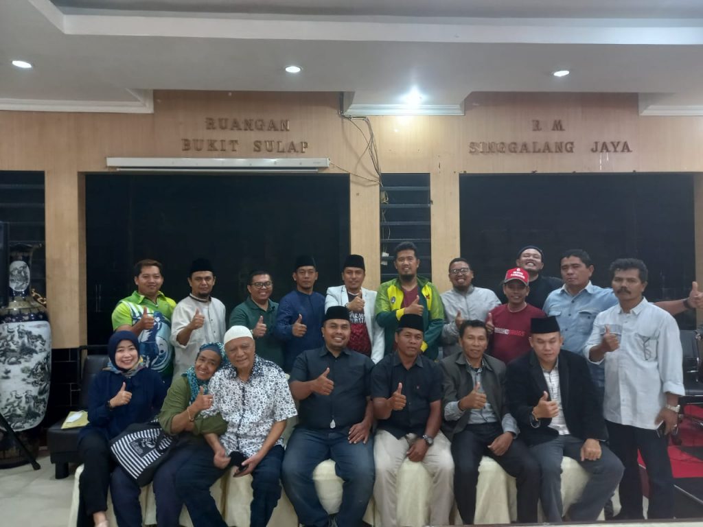 Ikatan Keluarga Minang (IKM) dan Angkatan Muda Minang (AMM) Kota Lubuklinggau menggelar Rapat Akbar di Ruangan Bukit Sulap Rumah Makan Singgalang