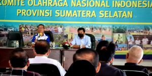 Sekretaris KONI Sumsel, Suparman Romans, didampingi Wakil Ketua II Bidang Organisasi KONI Sumsel, Jamaludin, pada rapat penyampaian keputusan di Sekretariat KONI Sumsel, hari Rabu tanggal 23 Februari 2022.