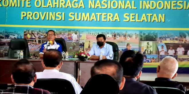 Sekretaris KONI Sumsel, Suparman Romans, didampingi Wakil Ketua II Bidang Organisasi KONI Sumsel, Jamaludin, pada rapat penyampaian keputusan di Sekretariat KONI Sumsel, hari Rabu tanggal 23 Februari 2022.