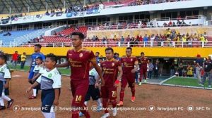 Skuad Sriwijaya FC Memasuki Lapangan saat akan melawan PSIM di Jakabaring, Palembang.