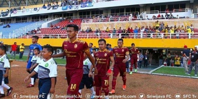 Skuad Sriwijaya FC Memasuki Lapangan saat akan melawan PSIM di Jakabaring, Palembang.
