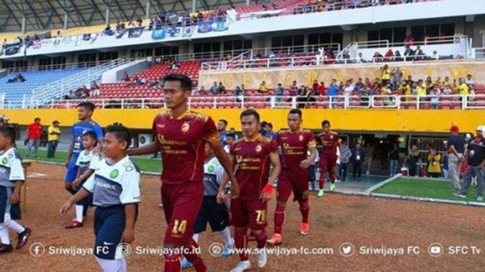 Skuad Sriwijaya FC Memasuki Lapangan saat akan melawan PSIM di Jakabaring, Palembang.