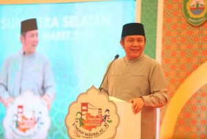 Menteri BUMN RI H. Erick Thohir dan Gubernur Sumatera Selatan (Sumsel) H. Herman Deru didampingi Ketum DPP BKPRMI, Said Aldi al Idrus dan Ketua BPKPRMI Sumsel Firdaus secara resmi menutup Festival Anak Soleh Indonesia (FASI) XI Tingkat Nasional Tahun 2022 yang ditandai dengan penekanan tombol sirine bertempat di Main Dinning Hall Jakabaring Sport City (JSC) Palembang, pada hari Minggu (27/3). (Foto : Humas Prov. Sumsel)