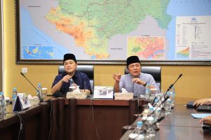 Erick Thohir saat rapat bersama Gubernur Sumsel H. Herman Deru di ruang rapat Bandara Sultan Mahmud Badaruddin II Palembang,pada hari Minggu (27/3). (Foto : Humas Prov. Sumsel)