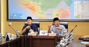 Erick Thohir saat rapat bersama Gubernur Sumsel H. Herman Deru di ruang rapat Bandara Sultan Mahmud Badaruddin II Palembang,pada hari Minggu (27/3). (Foto : Humas Prov. Sumsel)