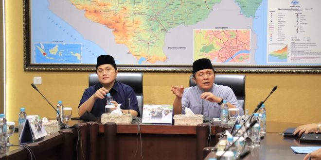 Erick Thohir saat rapat bersama Gubernur Sumsel H. Herman Deru di ruang rapat Bandara Sultan Mahmud Badaruddin II Palembang,pada hari Minggu (27/3). (Foto : Humas Prov. Sumsel)