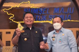 Gubernur H. Herman Deru saat menerima anjangsana Kepala Kanwil Kemenkumham Sumsel Drs. Harun Sulianto, Bc.I.P., S.H di ruang tamu Gubernur Sumsel, pada hari Senin (21/3). (Foto : Humas Prov. Sumsel)