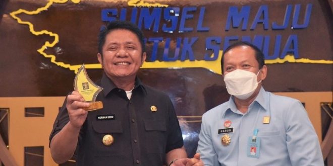 Gubernur H. Herman Deru saat menerima anjangsana Kepala Kanwil Kemenkumham Sumsel Drs. Harun Sulianto, Bc.I.P., S.H di ruang tamu Gubernur Sumsel, pada hari Senin (21/3). (Foto : Humas Prov. Sumsel)