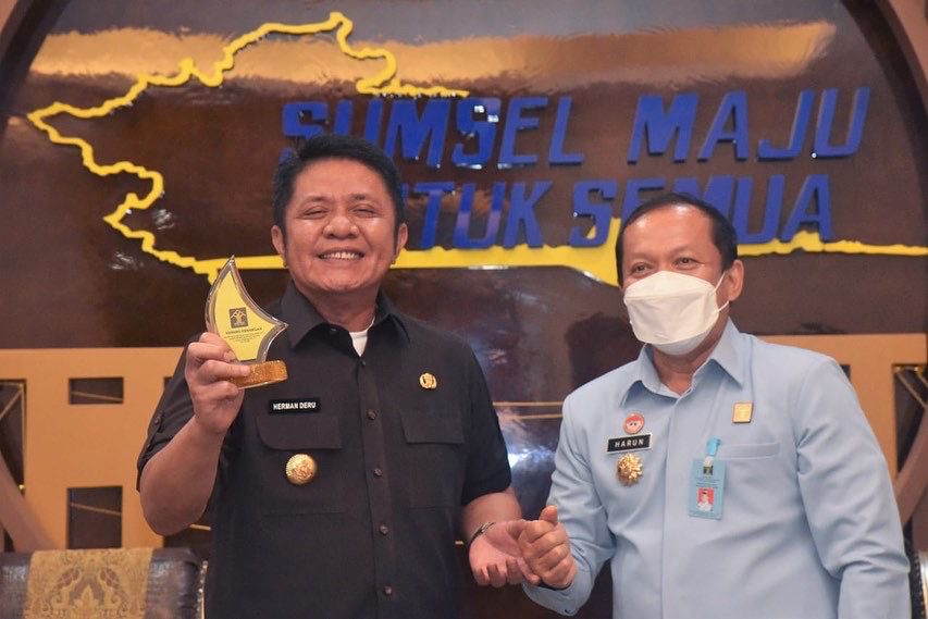 Gubernur H. Herman Deru saat menerima anjangsana Kepala Kanwil Kemenkumham Sumsel Drs. Harun Sulianto, Bc.I.P., S.H di ruang tamu Gubernur Sumsel, pada hari Senin (21/3). (Foto : Humas Prov. Sumsel)