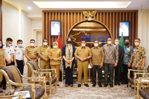 Gubernur Sumsel H. Herman Deru menerima audiensi Tim Due Diligence Program Compact 2 oleh Millennium Challenge Corporation (MCC), di ruang tamu Gubernur, pada hari Senin (28/3). (Foto : Humas Peov. Sumsel)