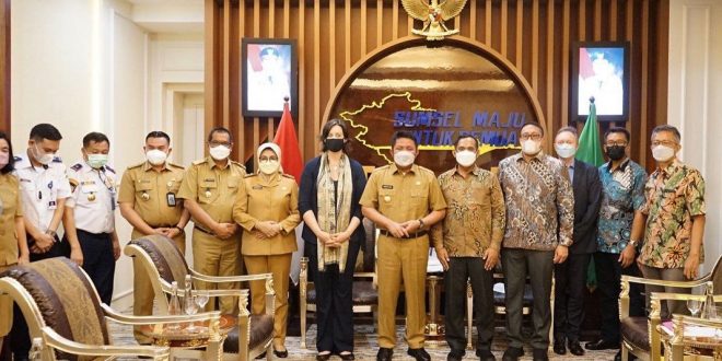 Gubernur Sumsel H. Herman Deru menerima audiensi Tim Due Diligence Program Compact 2 oleh Millennium Challenge Corporation (MCC), di ruang tamu Gubernur, pada hari Senin (28/3). (Foto : Humas Peov. Sumsel)
