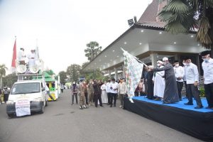 Pawai mobil hias menyambut bulan Ramadhan tersebut dilepas langsung oleh Gubernur Sumsel H. Herman Deru, pada hari Rabu (30/3) petang. (Foto : Humas Prov. Sumsel)
