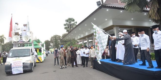 Pawai mobil hias menyambut bulan Ramadhan tersebut dilepas langsung oleh Gubernur Sumsel H. Herman Deru, pada hari Rabu (30/3) petang. (Foto : Humas Prov. Sumsel)