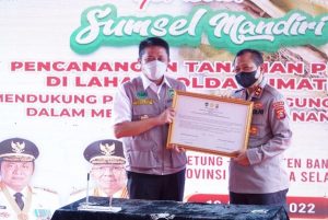 Tanam Jagung di 200 Hektar Lahan Milik Polda Sumsel. (Foto : Humas Prov. Sumsel)