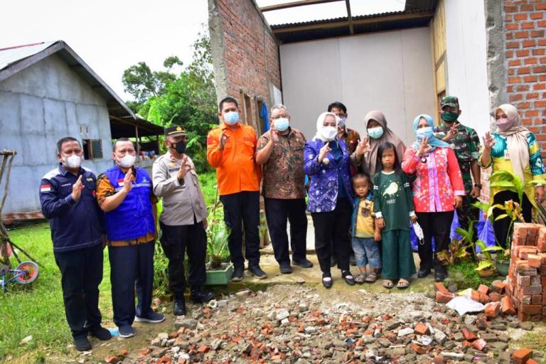 Bupati Musi Rawas, Hj. Ratna Machmud, Turun Langsung Bantu Korban Puting Beliung di STL Ulu Terawas