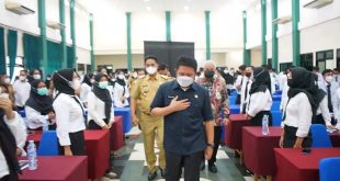 Gubernur Sumsel H. Herman Deru saat memberikan arahan pada pengukuhan 220 TPPPP yang berlangsung di Asrama Haji Palembang, pada hari Selasa (22/3) siang. (Foto : Humas Prov. Sumsel)