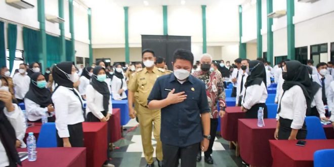 Gubernur Sumsel H. Herman Deru saat memberikan arahan pada pengukuhan 220 TPPPP yang berlangsung di Asrama Haji Palembang, pada hari Selasa (22/3) siang. (Foto : Humas Prov. Sumsel)