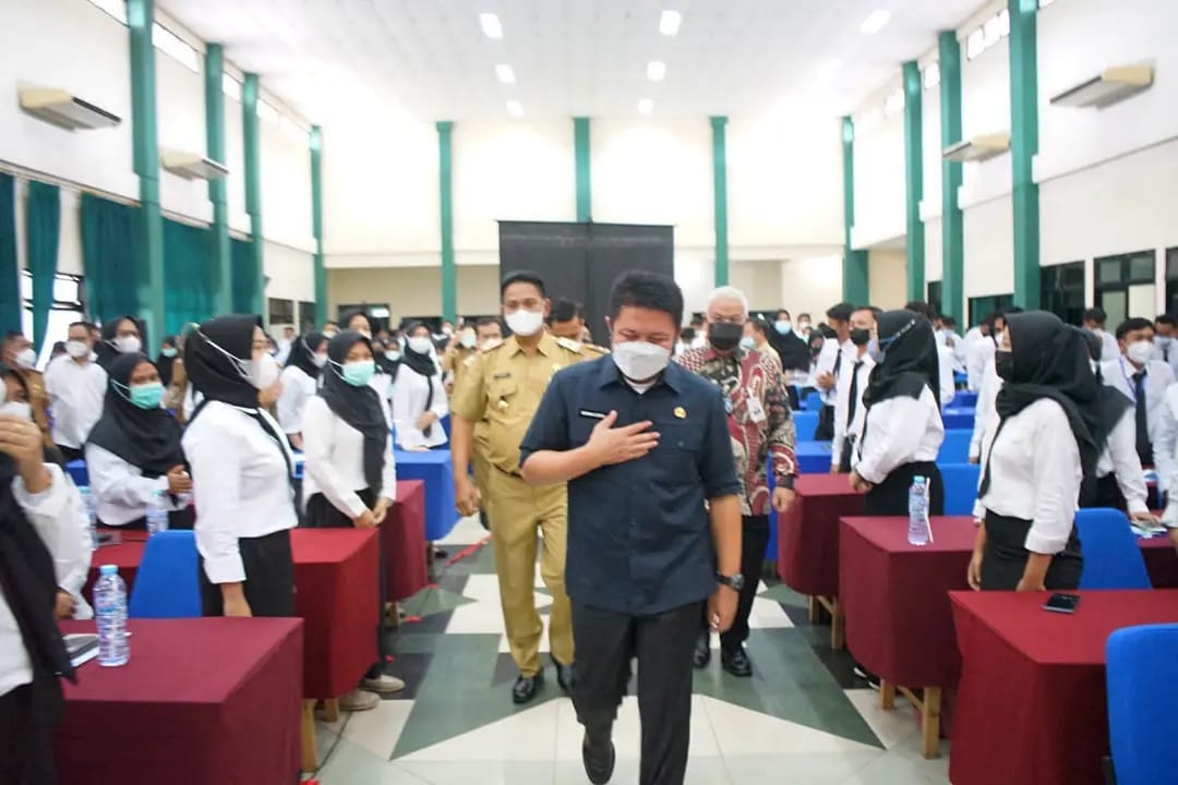 Gubernur Sumsel H. Herman Deru saat memberikan arahan pada pengukuhan 220 TPPPP yang berlangsung di Asrama Haji Palembang, pada hari Selasa (22/3) siang. (Foto : Humas Prov. Sumsel)
