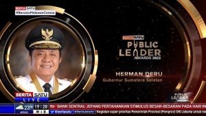 Gubernur Sumsel H. Herman Deru berhasil meraih berbagai penghargaan tingkat nasional. Teranyar Bapak Infrastruktur Sumsel itu mendapatkan penghargaan dalam ajang Public Leader Awards 2022 dengan kategori Wilayah Sumatera terbaik. Penyerahan penghargaan Berita Satu Public Leader Awards 2022 diselenggarakan pada hari Jumat (18/03) malam. (Foto : Humas Prov. Sumsel)