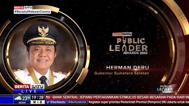 Gubernur Sumsel H. Herman Deru berhasil meraih berbagai penghargaan tingkat nasional. Teranyar Bapak Infrastruktur Sumsel itu mendapatkan penghargaan dalam ajang Public Leader Awards 2022 dengan kategori Wilayah Sumatera terbaik. Penyerahan penghargaan Berita Satu Public Leader Awards 2022 diselenggarakan pada hari Jumat (18/03) malam. (Foto : Humas Prov. Sumsel)
