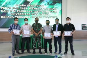 Civitas Akademika Universitas Bina Darma bersama Danrem 044/Gapo setelah acara MoU dan MoA antara kedua pihak pada hari Rabu tanggal 23 Maret 2022. (foto : Humas Universitas Bina Darma)